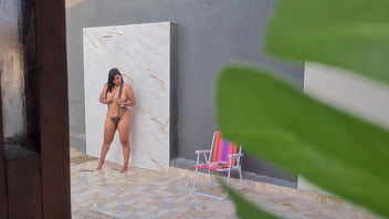 [Uma, Curtir Uma, As] Flagrei Minha Vizinha Gostosa Tomando Uma Ducha No Quintal Depois De Curtir Uma Praia